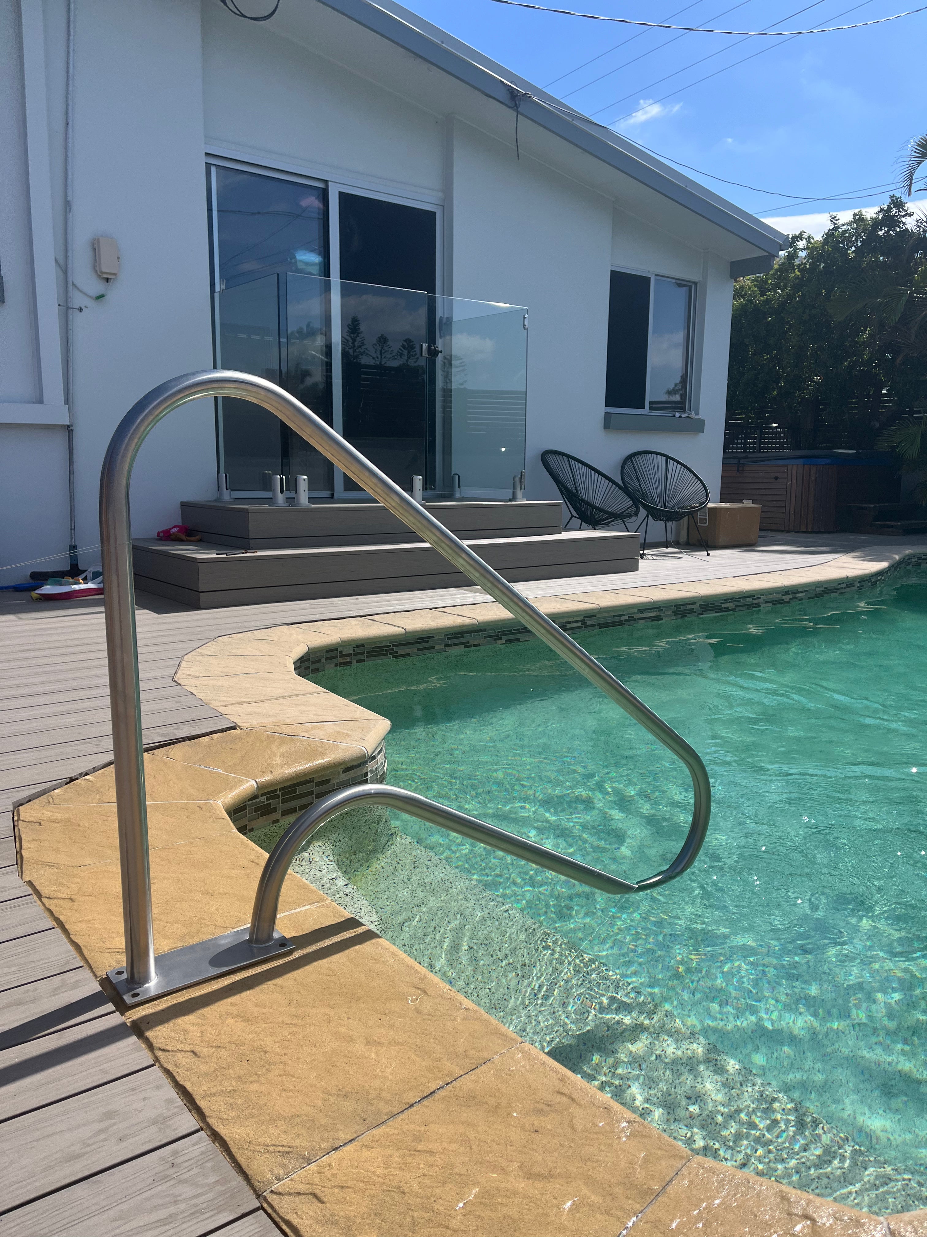 Metal Bull Rails Stainless Steel 1.28m Long Bull Nose Bolt Down Hand Rail - Hand Rails ...